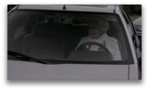 Une mamie folle du volant dans la dernière pub AXA - © AXA