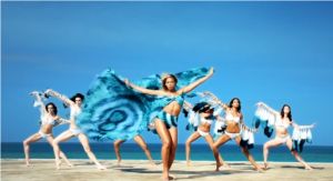 Beyoncé & ses danseuses aux Bahamas pour le tournage du clip promotionnel H&M - © H&M