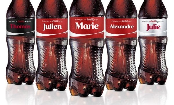 Coca cola lance une campagne marketing en inscrivant les prénoms les plus usuels en france sur ses bouteilles