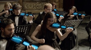 publicité concerto mobile pour hello bank! où les instruments sont remplacé par des mobiles