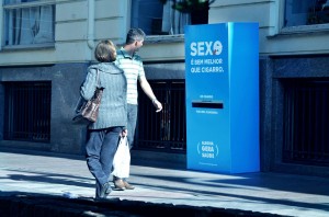 le groupe Alegria gera Saúde au Brésil a installé une boîte bleue où les passant pouvaient échanger des cigarettes contre des préservatifs !