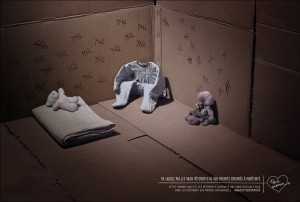 publicis conseil se mobilise pour l'association pette maman et réalise 2 visuels percutant où les vêtements d'enfants sont comparés à des detenus et les placards des prisons