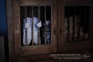 publicis conseil se mobilise pour l'association pette maman et réalise 2 visuels percutant où les vêtements d'enfants sont comparés à des detenus et les placards des prisons
