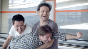 pub digitale pour orange et publicis conseil réalisée à l'aéroport Roissy Charles de Gaulle qui met en scène la rapidité de la 4G via un tapis roulant programmé en accéléré