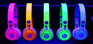 Pour promouvoir sa nouvelle gamme de casque Neon Mixr, Beats by Dre fait appel à David Guetta et aux Twins qui enflamment la tournée de Beyoncé 
