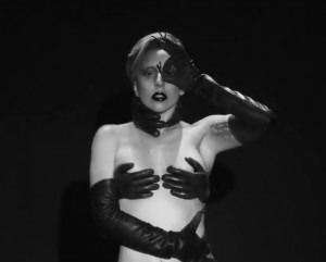 Lady Gaga prépare la sortie de son nouvel album ARTPOP et dévoile le clip qui accompagne le premier single Applause à la fois déjanté et fantaisiste