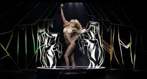 Lady Gaga prépare la sortie de son nouvel album ARTPOP et dévoile le clip qui accompagne le premier single Applause à la fois déjanté et fantaisiste