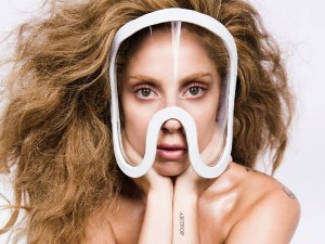 Lady Gaga prépare la sortie de son nouvel album ARTPOP et dévoile le clip qui accompagne le premier single Applause à la fois déjanté et fantaisiste