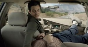 Motorola et l'agence Droga5 New York réalisent une campagne publicitaire des plus drôle mettant en scène les smartphones concurrents paresseux incarné par TJ Miller face au nouveau Moto X