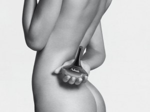 la plus sensuelle des marques de lingerie se lance dans le parfum et diffuse la leçon n°145 : le mettre au parfum