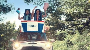 Mini Cooper lance une opération de street marketing insolite et transforme son modèle phare en montagnes russes !