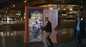 la SNCF innove avec une opération marketing originale ouvrant littéralement une porte sur l'Europe... Pour promouvoir ses petit prix !