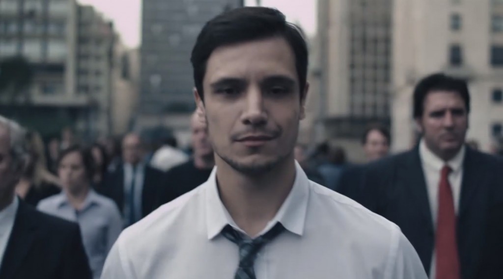 La marque de whisky se modernise et cible la génération Y dans un spot percutant et impactant qui promet un avenir meilleur