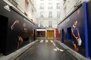 deux bars, deux ambiance bleus ou black avec adidas
