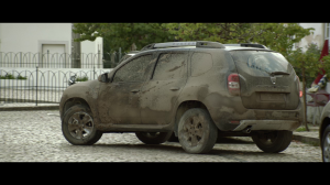 Dacia se moque du côté superficiel de ses concurrents en utilisants les mêmes codes de communication mais dede façon détournés