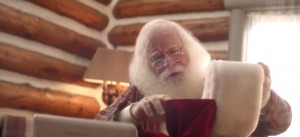 Le père noël sollicite l'aide des experts en ligne de Helpouts pour être parfait jusqu'au manches de son costume