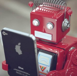 des petits robots rouges deviennet accro à un nouvel appareil appelé iDiot