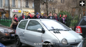 Ici c'est trop petit face à un automobiliste qui essaye de se garer en créaneau en référence à Ici c'est Paris