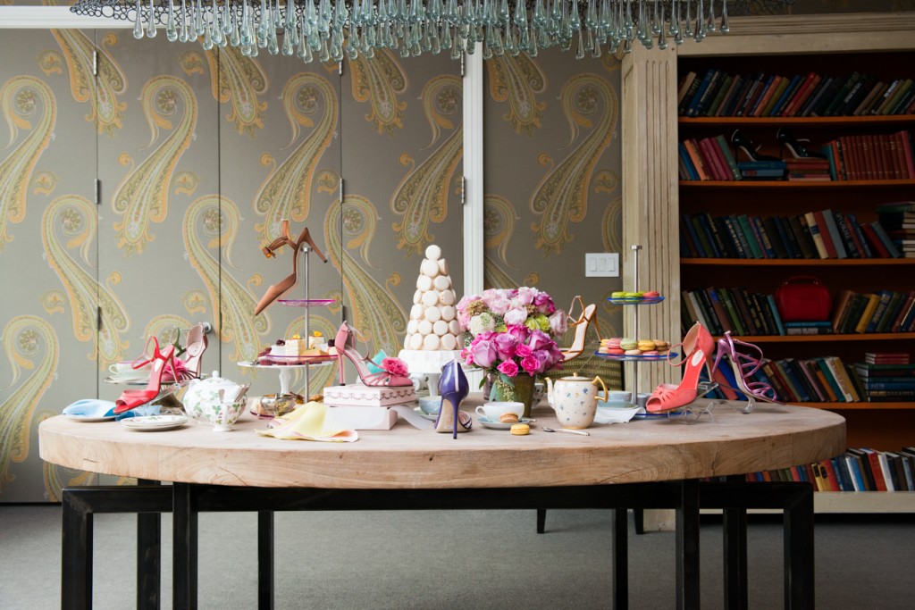 des chaussures mise en scènes dans un univers colorés et pastel, comme de petits macarons