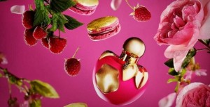 le parfum et le macaron partagent des notes de citron, rose, amande et framboise