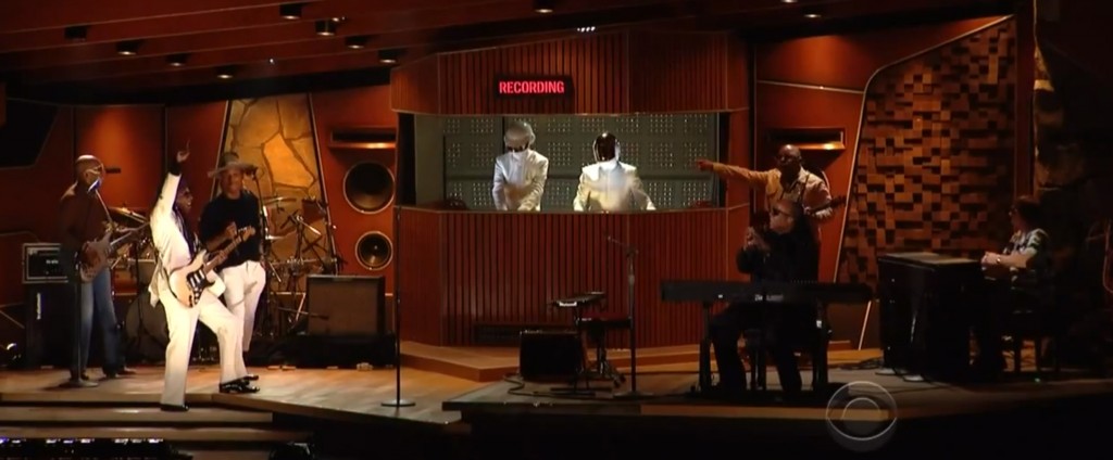 les daft punk ont enflammés le staples center avec un remix de get lucky 