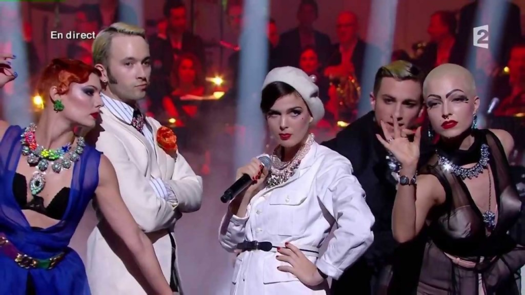 le groupe basque La Femme transporte le public dans son univers loufoque et décalé avec une prestation costumée et théâtrale de son titre "Sur La Plage"