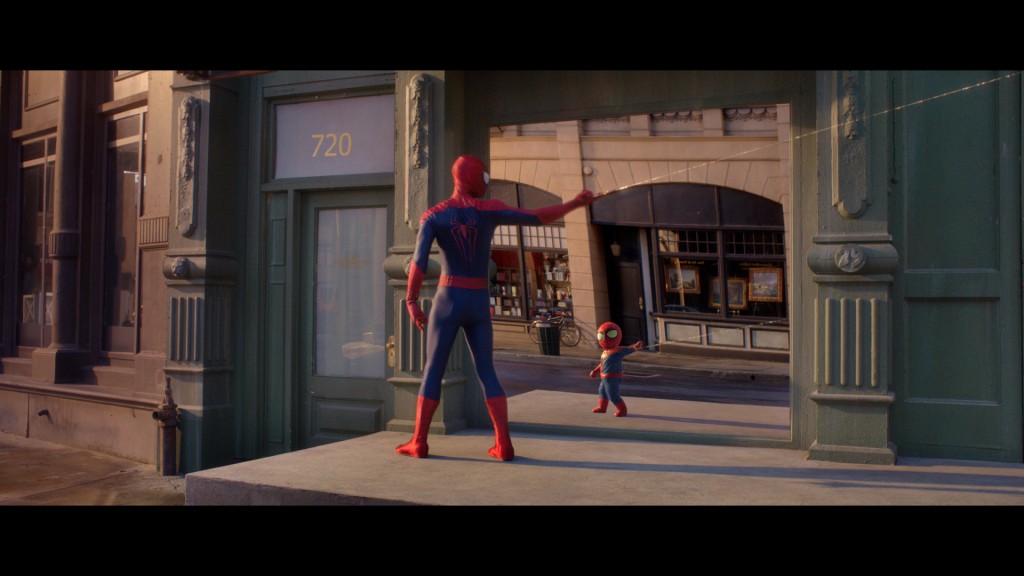 Spider Man découvre son Baby me dans le reflet d'un immeuble à New York