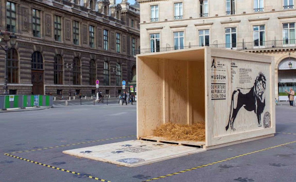 Néro le lion a évidemment été déposé Place du Palais Royal 