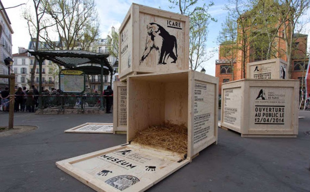 Les singes sont arrivés Place des Abbesses