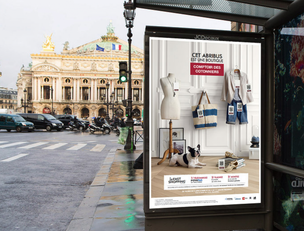 avec powatag et le fast shopping le comptoir des cotonniers transforme un abribus en boutique