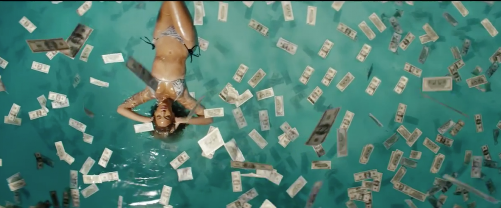 beyoncé nage dans ses dollars