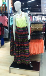 t-shirt et jupe à seulement 16 euros ça vaut pas le coup de résister 