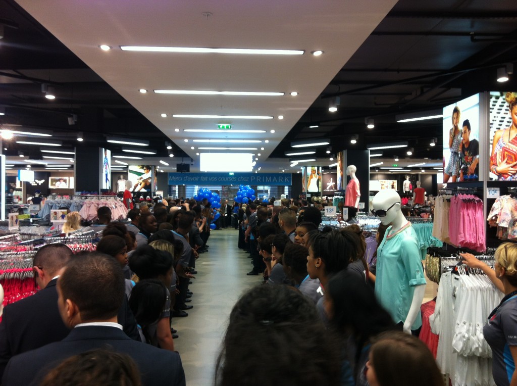 la haie d'honneur formée par les employés avant que le rideau ne se lève