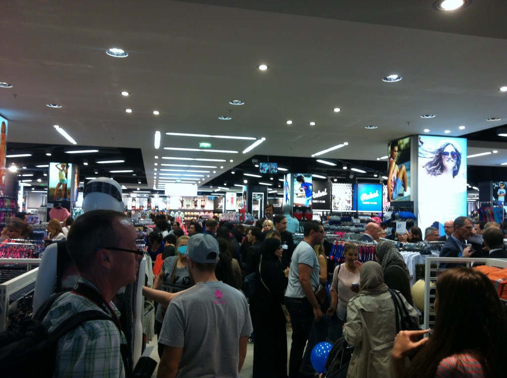 la foule envahi le magasin et commence leur shopping