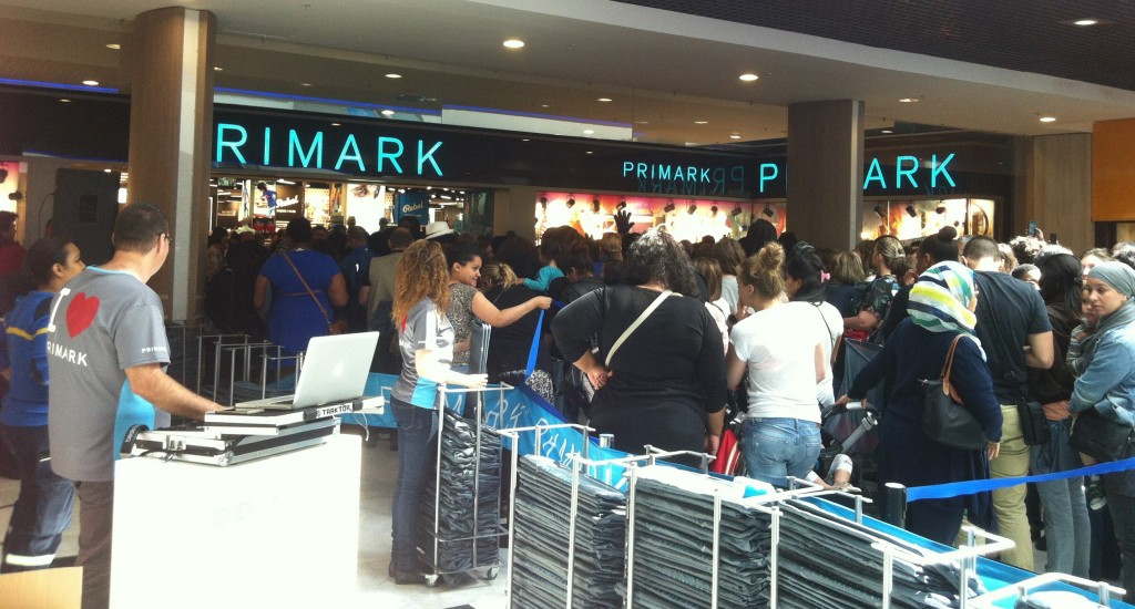 un dj fait patienter la foule en musique