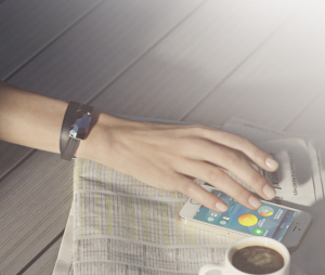 le bracelet june de netatmo se connecte à votre smartphone