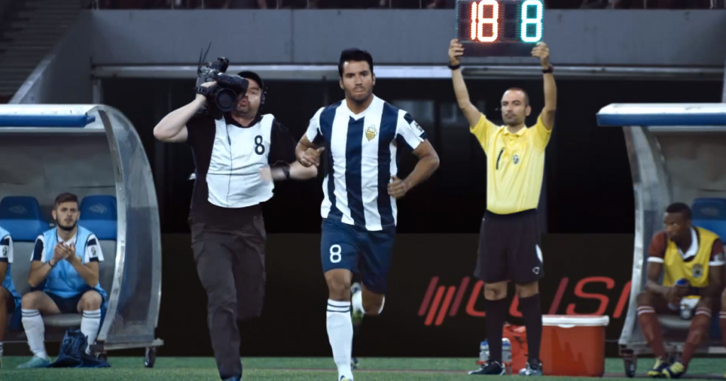 il s'échauffent, courent plus vite que les joueurs pour donner l'impression d'être sur le terrain