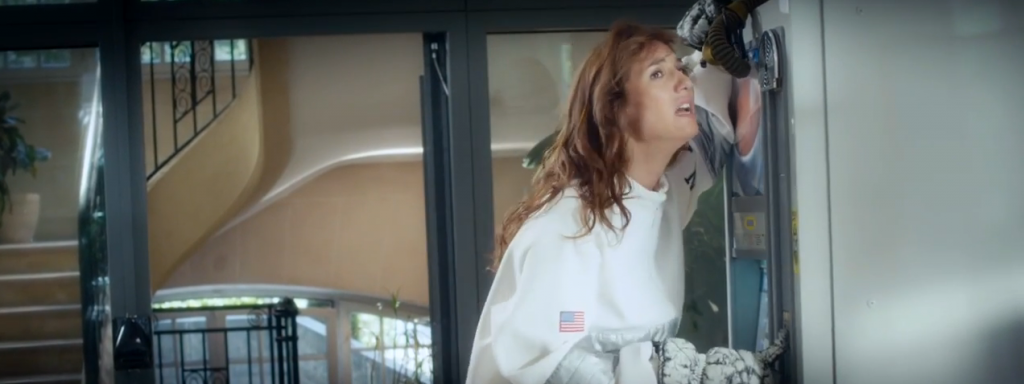 doria tiller apparaît en cosmonaute et nous offre un remake hilarant de gravity