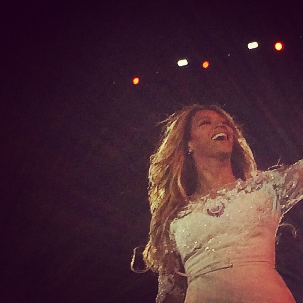 Beyoncé radieuse enchaîne les chorégraphies, chanson douce et duo abec son mari jay z