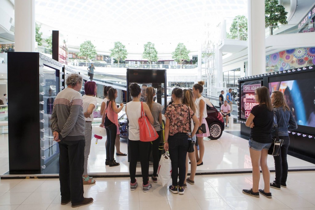 une machine à grappin qui se commande avec le visage
