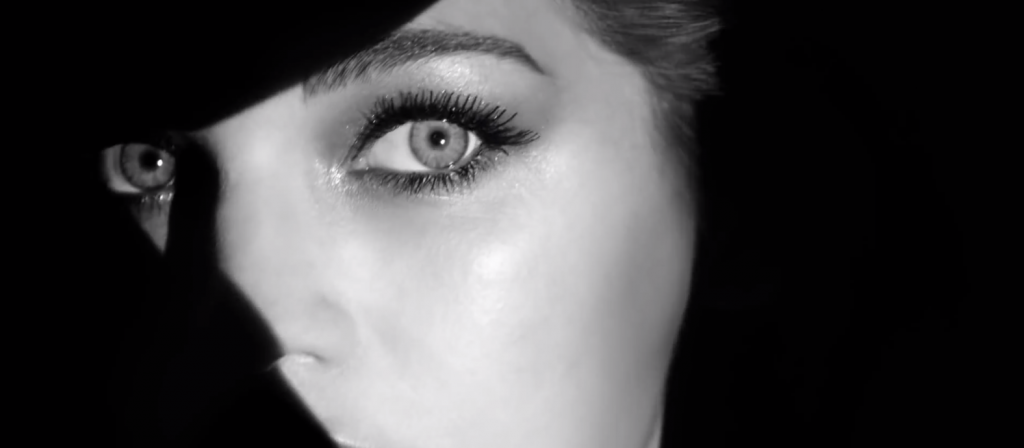 un film en noir et blanc à la fois mystique et sensuel