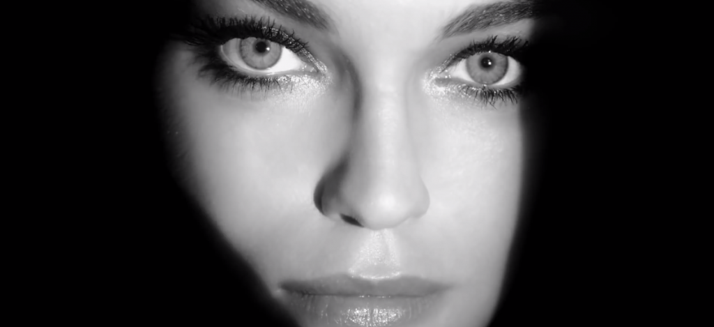 les cils se déploient comme les ailes d'un aigle avec le mascara grandiôse de lancôme