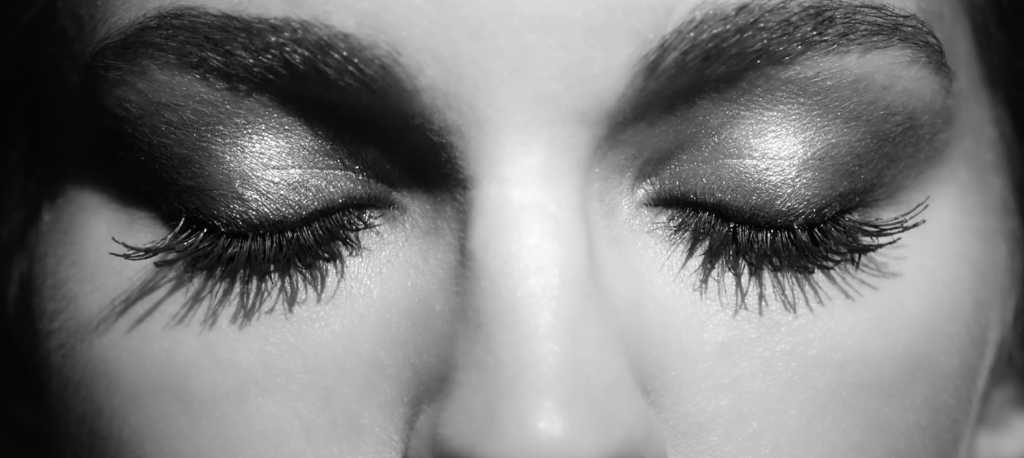 un film glamour et sensuelle qui fait une analogie du mascara