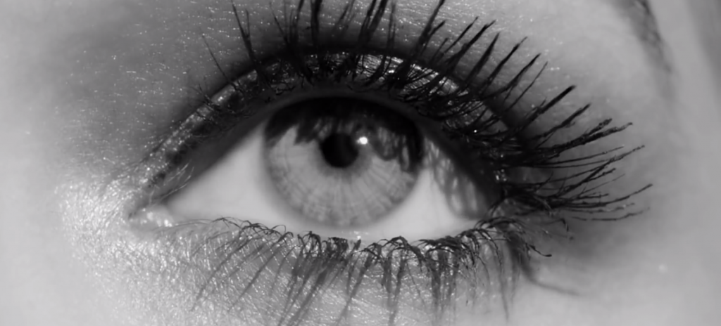 les cils sont longs et déployés