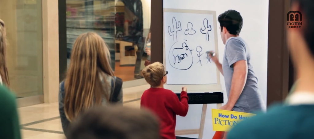 le jeune homme dans la borne se met alors à dessiner et il faut découvrir ce qu'il dessine pour gagner