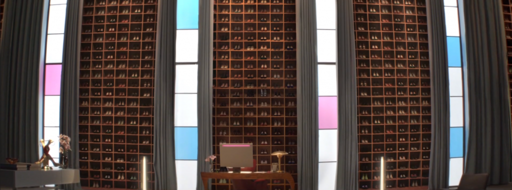 une fin digne du Diable s'habille en Prada avec la révélation d'un immense dressing de chaussures