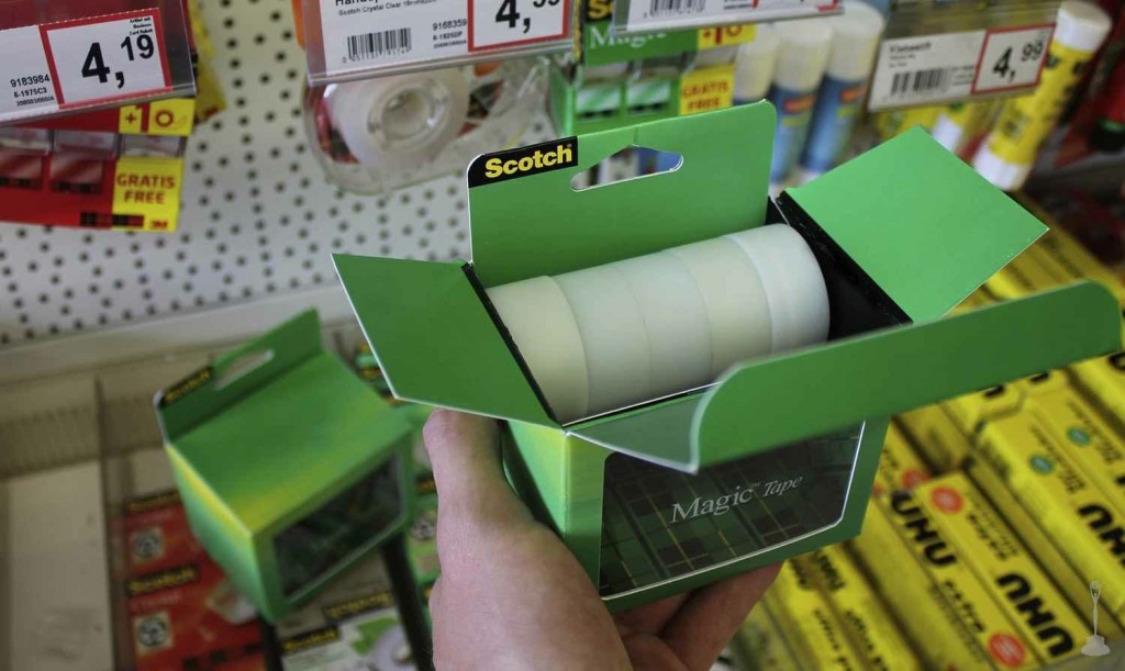 alors que scotch crée l'illusion d'une boite vide, elle dissimule en fait ses rouleaux