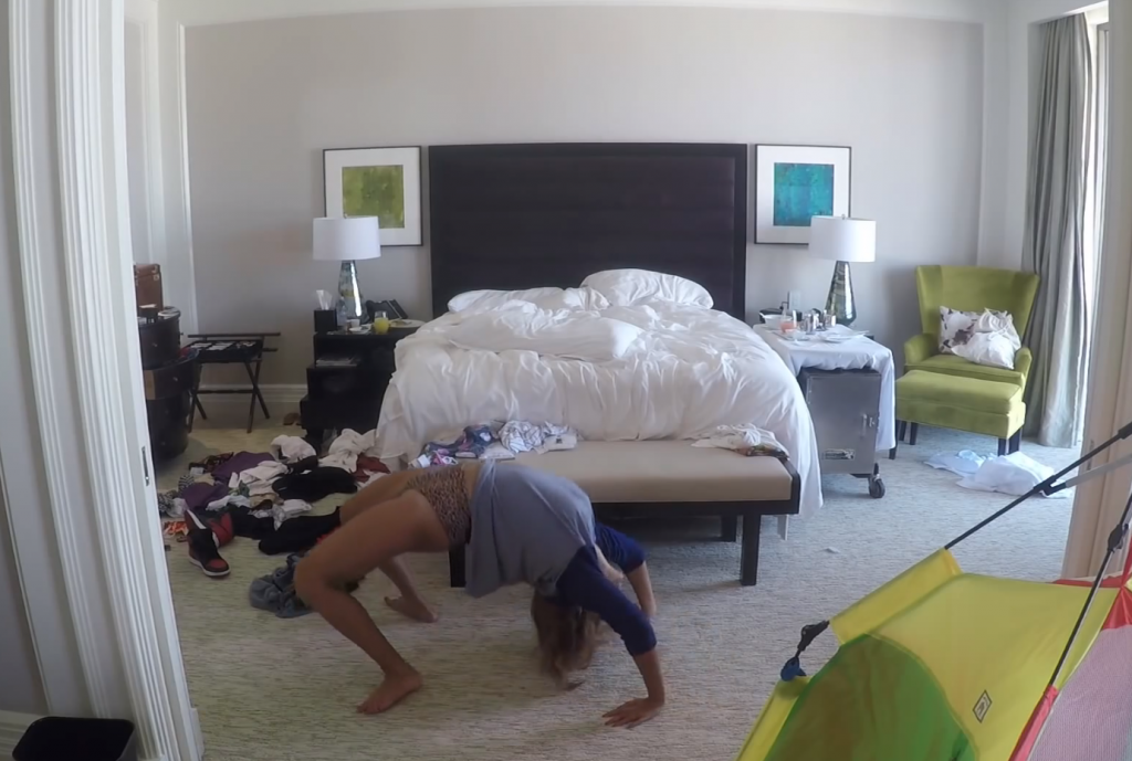 beyoncé fait le pont dans se chambre pas rangé