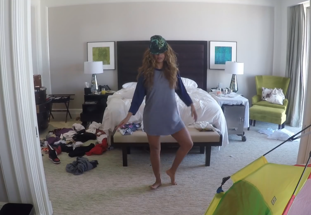 beyoncé danse dans sa chambre en chemise de nuit