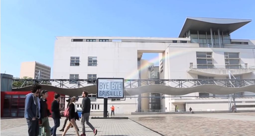 dès la sortie des rayons du soleil, le panneau projette de l'eau de pluie recyclée pour générer un arc en ciel